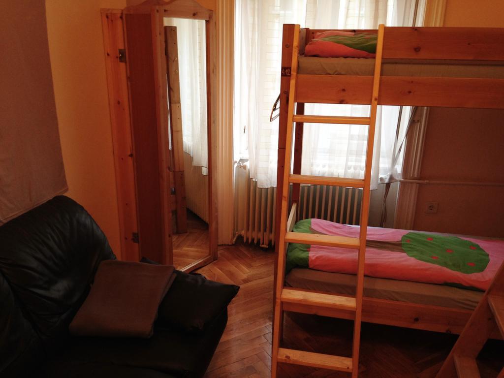 Yolo Hostel Budapest Room photo
